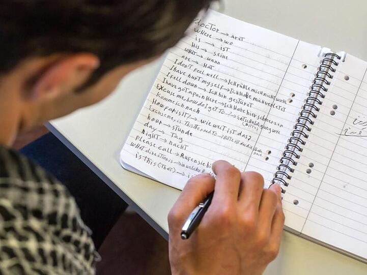 Flüchtlinge aus Syrien lernen in einem 320-stündigen Einstiegskurs die deutsche Sprache. Foto: Michael Reichel/Archiv
