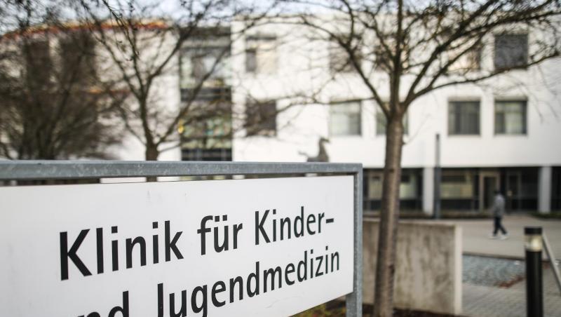 Im Ulmer Klinikum waren im Dezember fünf Säuglinge wegen lebensbedrohlicher Atemnot behandelt worden. Erst Wochen später wurde klar, dass eine Morphium-Vergiftung die Ursache war. Im Ulmer Klinikum waren im Dezember fünf Säuglinge wegen lebensbedrohlicher Atemnot behandelt worden. Erst Wochen später wurde klar, dass eine Morphium-Vergiftung die Ursache war.