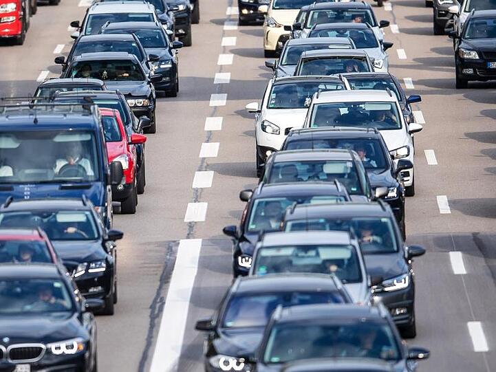 Auf der A 96 Richtung München stehen Autos im Stau. Foto: Sina Schuldt/dpa/Symbolbild