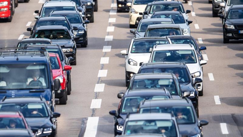 Auf der A 96 Richtung München stehen Autos im Stau. Foto: Sina Schuldt/dpa/Symbolbild Auf der A 96 Richtung München stehen Autos im Stau. Foto: Sina Schuldt/dpa/Symbolbild