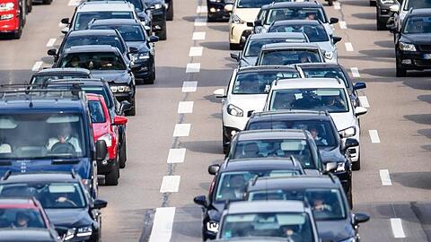 Auf der A 96 Richtung München stehen Autos im Stau. Foto: Sina Schuldt/dpa/Symbolbild