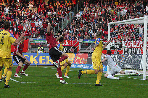 Harry mir Macht: Angelos Charisteas trifft zum 1:0 für den Club.