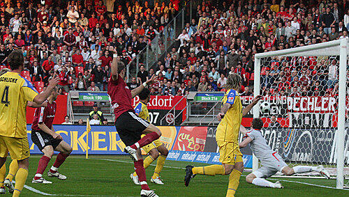 Harry mir Macht: Angelos Charisteas trifft zum 1:0 für den Club. Harry mir Macht: Angelos Charisteas trifft zum 1:0 für den Club.