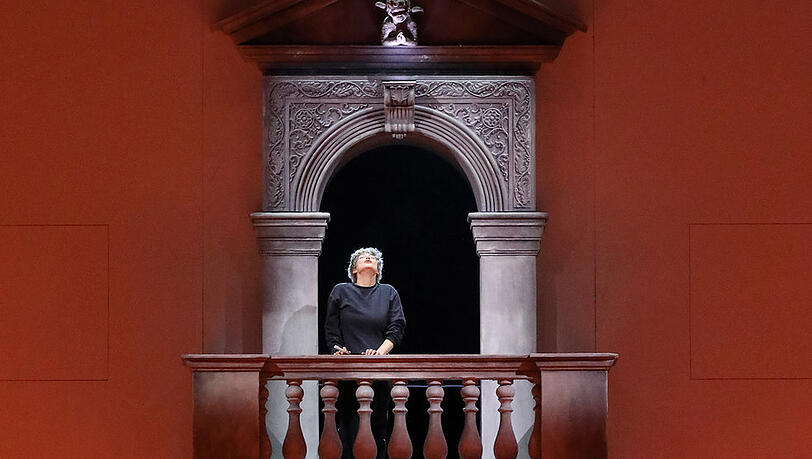 Elsa (Johanni van Oostrum) auf dem Balkon mit Ortrud (Anja Kampe) und Telramund (Johan Reuter).
