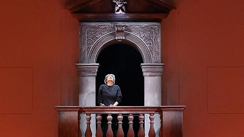 Elsa (Johanni van Oostrum) auf dem Balkon mit Ortrud (Anja Kampe) und Telramund (Johan Reuter).