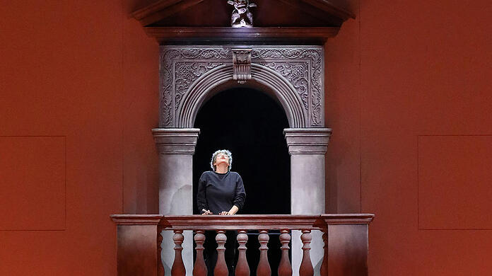 Elsa (Johanni van Oostrum) auf dem Balkon mit Ortrud (Anja Kampe) und Telramund (Johan Reuter).
