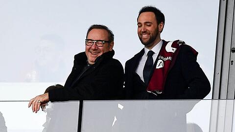 Kevin Spacey (l.) gut gelaunt im Stadion.