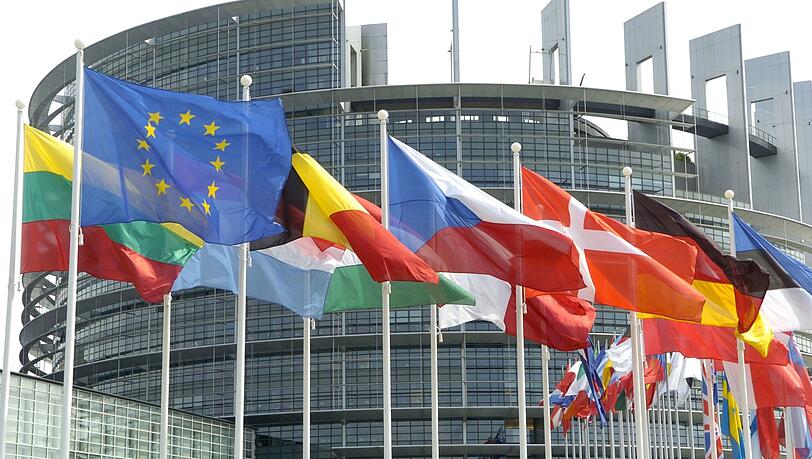 Die Flaggen der Mitgliedsländer der Europäischen Union vor dem Europa-Parlament in Straßburg.