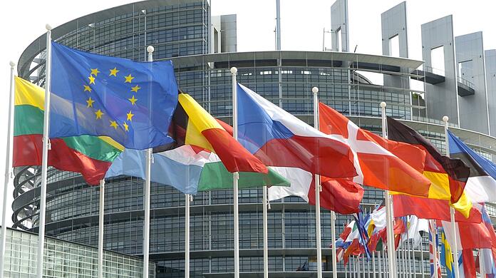 Die Flaggen der Mitgliedsländer der Europäischen Union vor dem Europa-Parlament in Straßburg.