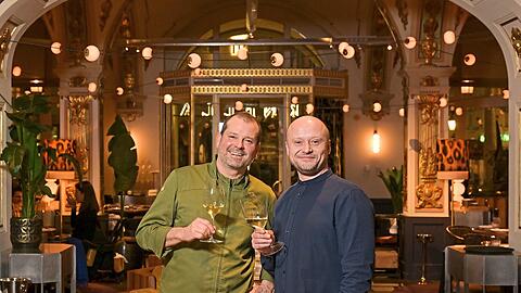 Laden im März zur "Ess-Klasse" ins Ornella: Chefkoch Andreas Mollier (l.) und Betriebsleiter Andrej Grunert.  Fotos: Martha Schlüter