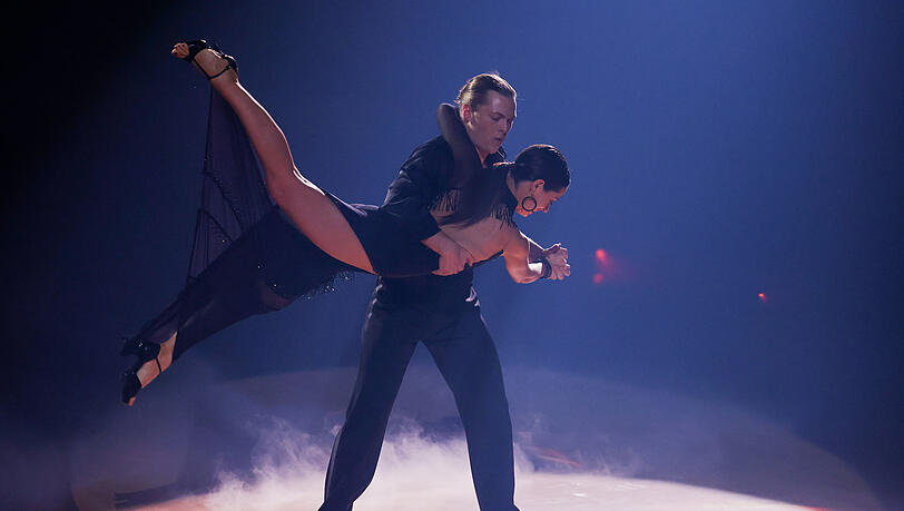Gabriel Kelly und Malika Dzumaev hatten bei ihrem zweite Auftritt im Finale mit einer Kleider-Panne zu kämpfen. Die Jury war trotzdem begeistert. Gabriel Kelly und Malika Dzumaev hatten bei ihrem zweite Auftritt im Finale mit einer Kleider-Panne zu kämpfen. Die Jury war trotzdem begeistert.