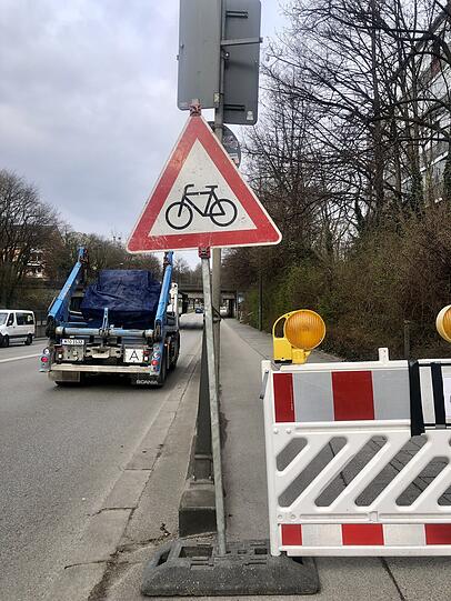 Da kann auch schon mal ein Laster direkt neben dem Radfahrer vorbeirauschen – die Situation an der Baumgartnerstraße ist gefährlich. Da kann auch schon mal ein Laster direkt neben dem Radfahrer vorbeirauschen – die Situation an der Baumgartnerstraße ist gefährlich.