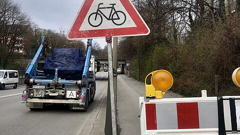 Da kann auch schon mal ein Laster direkt neben dem Radfahrer vorbeirauschen – die Situation an der Baumgartnerstraße ist gefährlich.