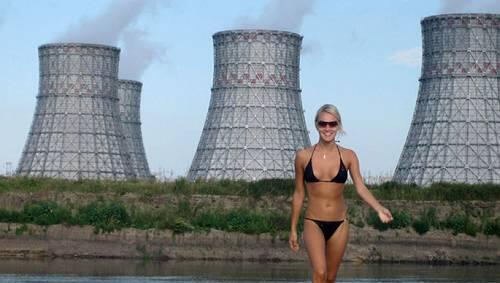 Wie das Bond-Girl Halle Berry in „Stirb an einem anderen Tag“ scheint die 22-jährige Aljona Kirssanowa im knappen Bikini aus den Fluten zu steigen. Wie das Bond-Girl Halle Berry in „Stirb an einem anderen Tag“ scheint die 22-jährige Aljona Kirssanowa im knappen Bikini aus den Fluten zu steigen.