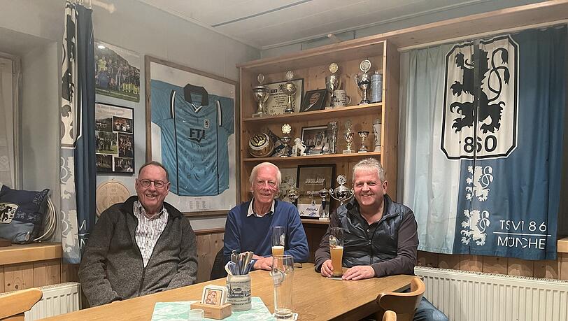 Günther Sykora, Eduard Schwimmbeck und Franz Huber (von links) sind das Führungstrio des 1860-Fanclubs Frauenbiburg.