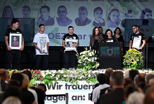 Angeh&ouml;rige der Opfer bei der Gedenkveranstaltung: Einige &uuml;ben deutliche Kritik an der sp&auml;ten Einordnung als rechtsextreme Tat.