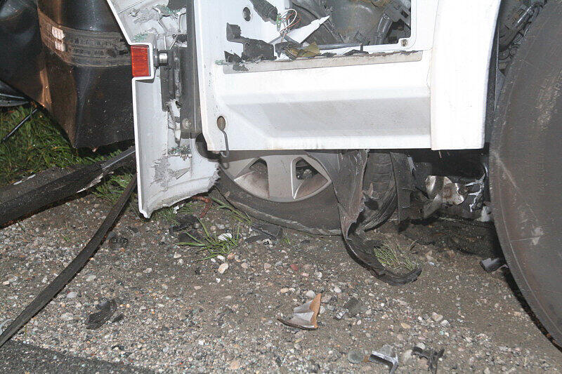 Schrecklicher Unfall bei Rott am Inn: Ein Pkw-Fahrer prallte aus noch ungeklärter Ursache frontal gegen einen Lkw. Der Pkw-Fahrer wurde bei dem Aufprall sofort getötet und  im Fahrzeug eingeklemmt. Fünf Stunden versuchten Hilfskräfte der Feuerwehr, das Opfer zu bergen. Die Bilder.
