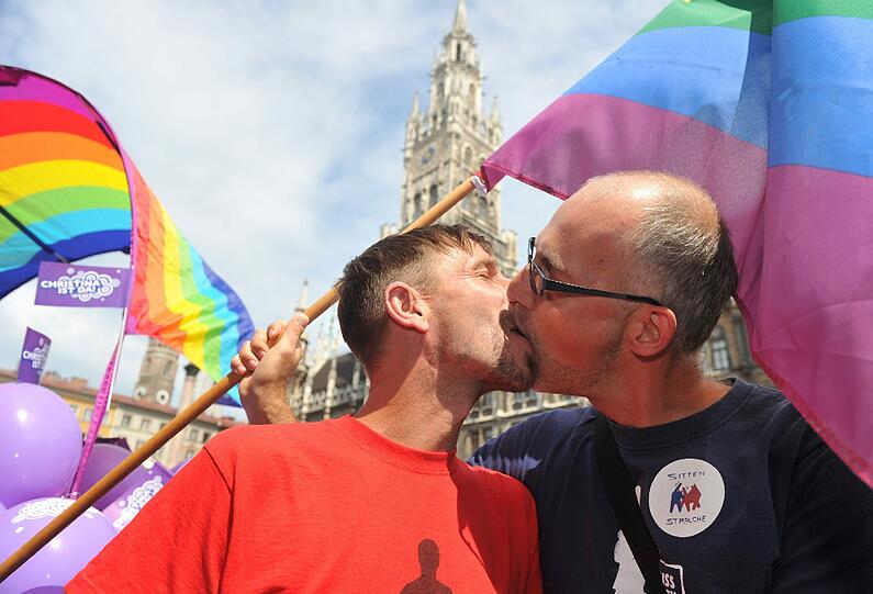 Sie feiern: Schwule, Lesben und Transgender tummeln sich auf Münchens Straßen und feiern den Christopher Street Day 2011