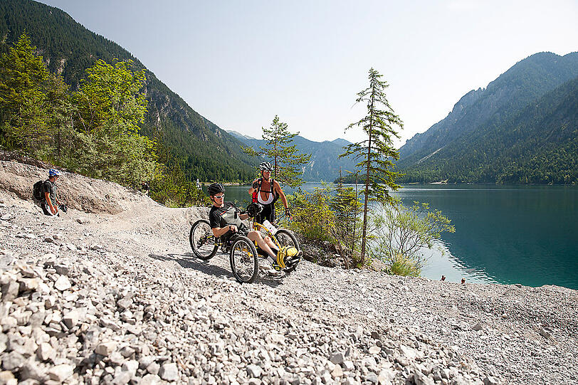 Immer Richtung Süden auf schmalen, steinigen Pfaden: Traumhafte Panoramen sind der Lohn der Alpenüberquerer. Eine Alpenüberquerung eines Rollstuhlfahrers hat es so zuvor noch nicht gegeben, denn die Strecke ist für Mountainbikes ausgelegt.