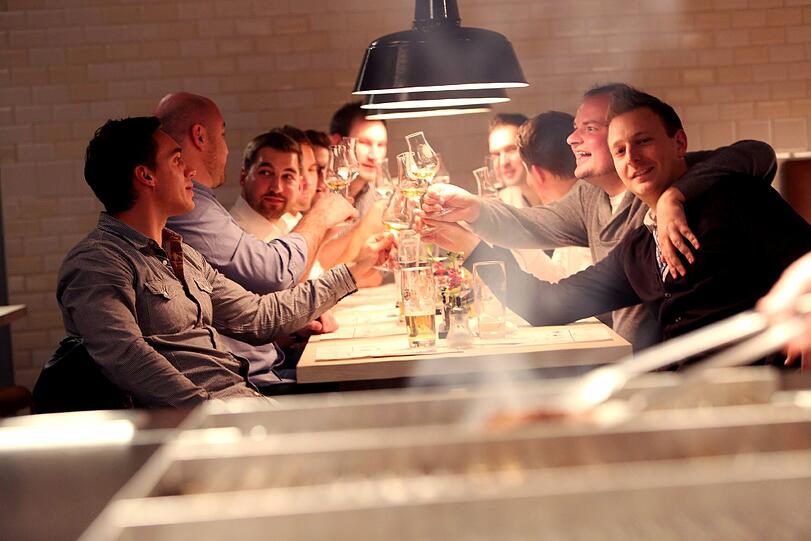 Gut geeignet für große Gruppen: An den langen Tischen im Grill & Grace finden zwölf Leute Platz.