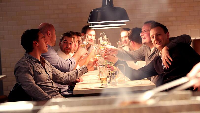 Gut geeignet für große Gruppen: An den langen Tischen im Grill & Grace finden zwölf Leute Platz.