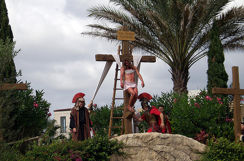 In Orlando, Florida, wurde 2001 der christliche Freizeitpark "Holy Land Experience" mit angeschlossenem Bibelmuseum eröffnet. Einen Teil des Showprogramms stellt ein Kreuzigungs-Schauspiel mit blutüberströmtem Jesus dar.