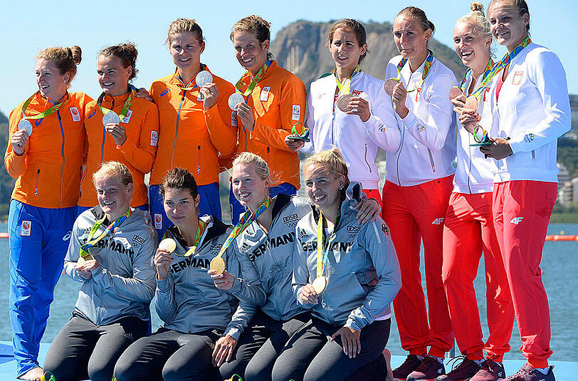 Goldiger Tag für die deutschen Ruderer: Unmittelbar hintereinander fahren der Doppelvierer der Männer und der Frauen den Olympiasieg ein. Die Bilder!