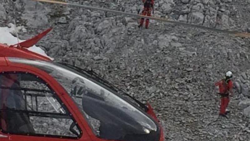 Rettungskräfte stehen an der Unfallstelle. Foto: Zeitungsfoto.At/APA Rettungskräfte stehen an der Unfallstelle. Foto: Zeitungsfoto.At/APA