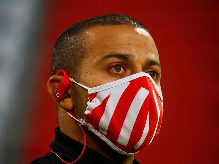 Thiago Alcantara kommt mit Mundschutz im Stadion an. Foto: Kai Pfaffenbach/Reuters/Pool/dpa/Archivbild
