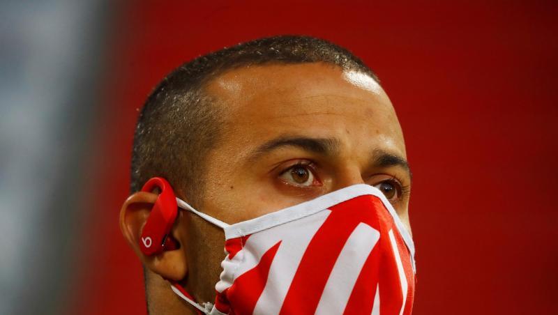 Thiago Alcantara kommt mit Mundschutz im Stadion an. Foto: Kai Pfaffenbach/Reuters/Pool/dpa/Archivbild