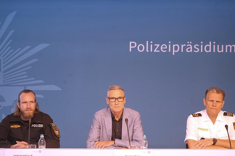 Polizeihauptmeister Matthias R. (links, aus Gründen des Persönlichkeitsschutzes ist sein Name abgekürzt), Markus Hoga, Chef beim Zentralen Psychologischen Dienst, der sich um Polizisten mit traumatischen Erlebnissen kümmert, sowie Polizeipräsident Thomas Hampel (r.).