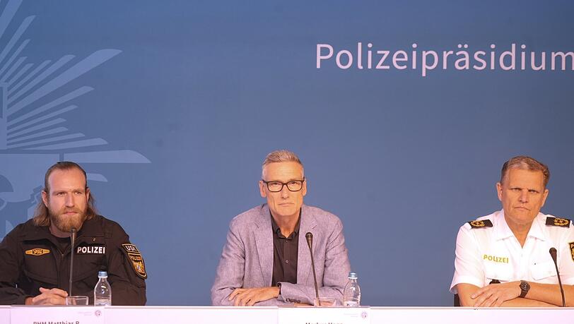 Polizeihauptmeister Matthias R. (links, aus Gründen des Persönlichkeitsschutzes ist sein Name abgekürzt), Markus Hoga, Chef beim Zentralen Psychologischen Dienst, der sich um Polizisten mit traumatischen Erlebnissen kümmert, sowie Polizeipräsident Thomas Hampel (r.). Polizeihauptmeister Matthias R. (links, aus Gründen des Persönlichkeitsschutzes ist sein Name abgekürzt), Markus Hoga, Chef beim Zentralen Psychologischen Dienst, der sich um Polizisten mit traumatischen Erlebnissen kümmert, sowie Polizeipräsident Thomas Hampel (r.).