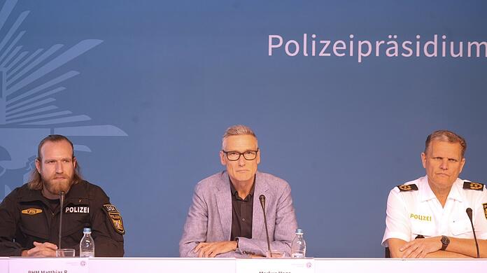 Polizeihauptmeister Matthias R. (links, aus Gründen des Persönlichkeitsschutzes ist sein Name abgekürzt), Markus Hoga, Chef beim Zentralen Psychologischen Dienst, der sich um Polizisten mit traumatischen Erlebnissen kümmert, sowie Polizeipräsident Thomas Hampel (r.).