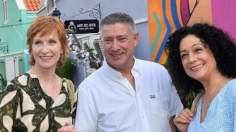 "Das Traumschiff: Curaçao": Jochen Thabazi (Joachim Llambi, M.) lädt Hanna Liebhold (Barbara Wussow, r.) und Birgit Schneider (Fanny Stavjanik) zu einem Salsa-Abend ein.