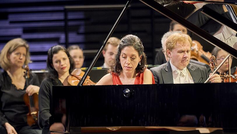 Die Pianistin Beatrice Rana mit dem BR-Symphonieorchester am ersten Abend der Konzertserie in der Isarphilharmonie.