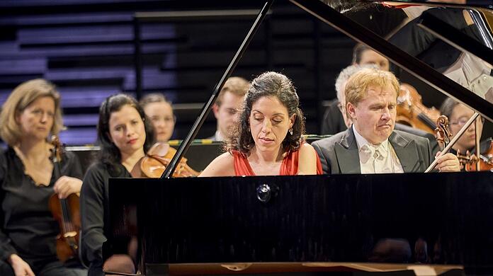 Die Pianistin Beatrice Rana mit dem BR-Symphonieorchester am ersten Abend der Konzertserie in der Isarphilharmonie.