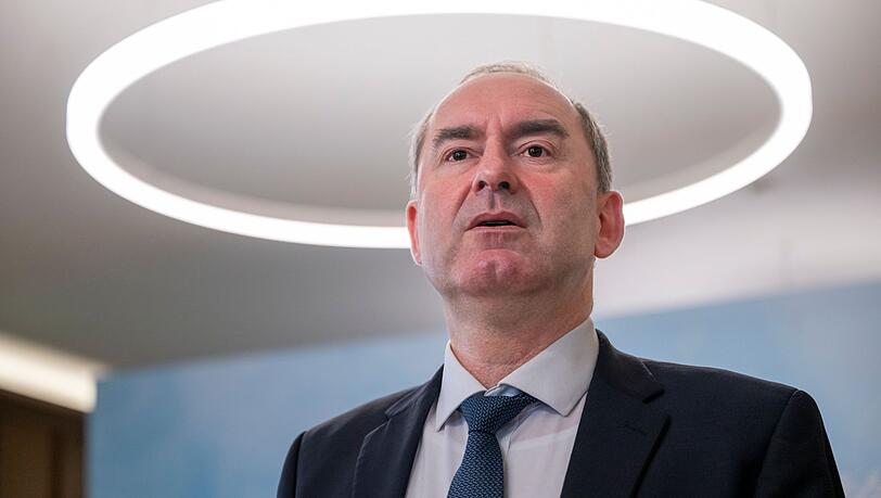 Wirtschaftsminister Hubert Aiwanger fürchtet im Zuge des Handelskonflikts mit den USA schwere Schäden für die bayerische Wirtschaft.