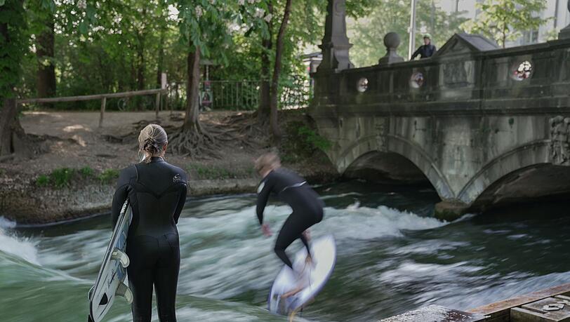 Die Surfer k&ouml;nnen sich freuen: Die Eisbachwelle ist wieder freigegeben.