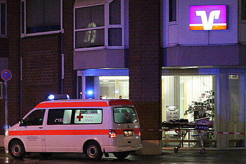 Ein Krankenwagen steht nach dem Überfall vor der Bank.