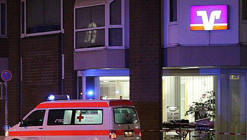Ein Krankenwagen steht nach dem Überfall vor der Bank. Ein Krankenwagen steht nach dem Überfall vor der Bank.