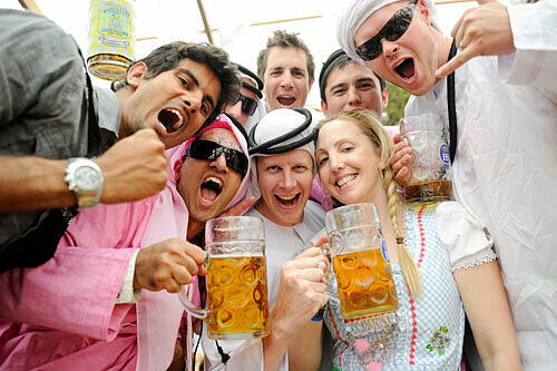 Diese Gruppe dachte wohl, das Oktoberfest wäre so was wie Fasching.