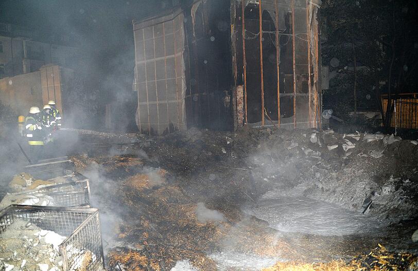 Feuer, Rauch, zerborstene Fenster - nach der Sprengung der Bombe hat die Feuerwehr viel zu tun: Umherfliegendes Stroh hatte Brände verursacht.