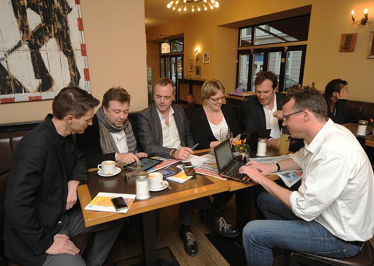 Sie machen die Abendzeitung eine Woche lang außer Haus: Ein Teil des Redaktionsteams am Arbeitsplatz im Café Ringelnatz: AZ-Lokalvize Timo Lokoschat, Sportchef Gunnar Jans, Lokalchef Michael Schilling, Politikredakteurin Annette Zoch, Chefredakteur Arno Makowsky und Vize-Chef Georg Thanscheidt (von links.)