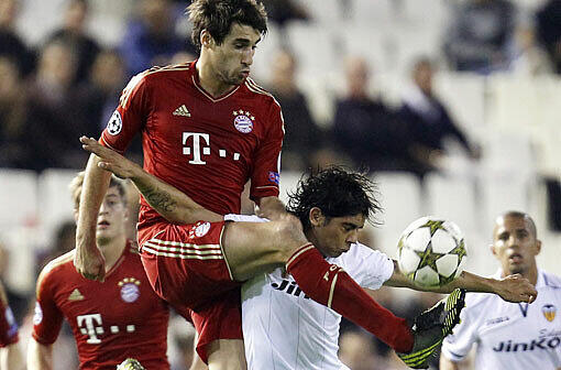Gute Haltungsnote: Javi Martínez im Duell mit Valencias Ever Banega.