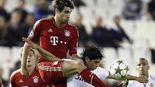 Gute Haltungsnote: Javi Martínez im Duell mit Valencias Ever Banega. Gute Haltungsnote: Javi Martínez im Duell mit Valencias Ever Banega.
