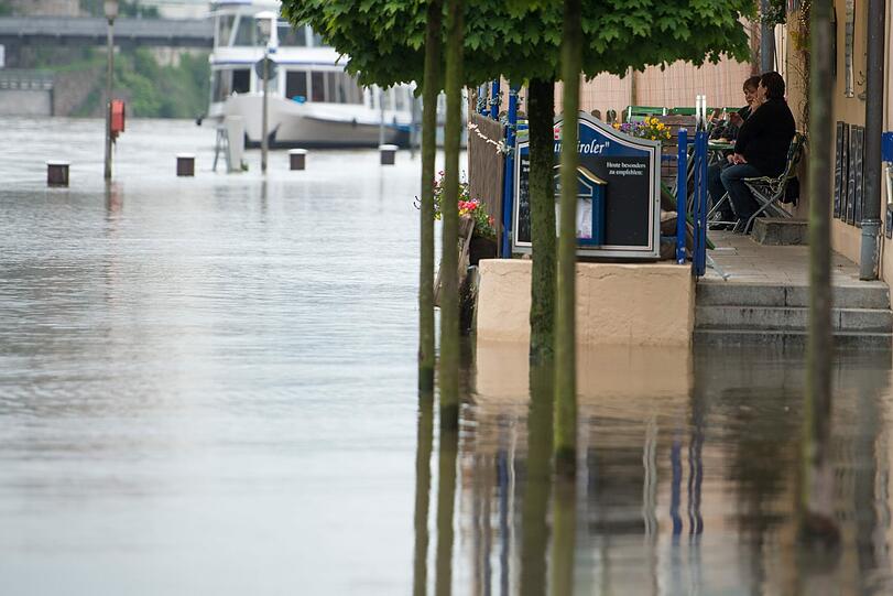 Der Pegelstand der Donau in Passau steigt und steigt. So wappnen sich die Anwohner gegen die Wassermassen.