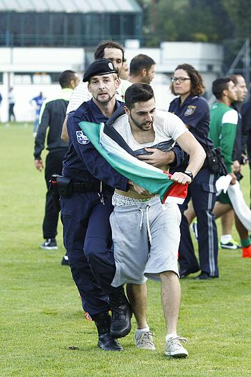 Hass und Gewalt: Prügel-Fans stürmen das Feld mit Palästina-Fahnen und gehen auf die Spieler der israelischen Mannschaft los. Die Bilder.