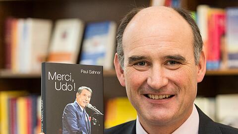 Verleger Manuel Herder mit der Udo-Jürgens-Biografie "Merci, Udo!". Das Buch kommt am 22.01.2015 in den Handel