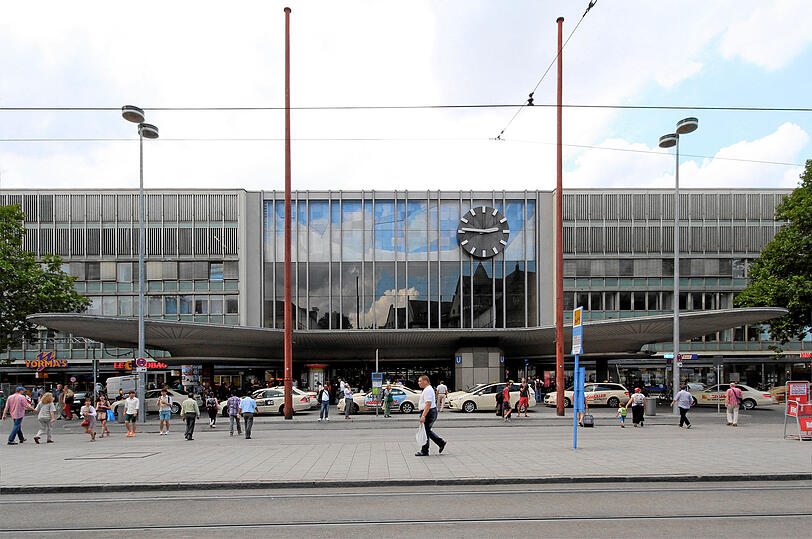 Die beiden westlichen Fahrbahnen vor dem Bahnhofszugang sollen sowohl für den Autoverkehr als auch für Linienbusse gesperrt werden.