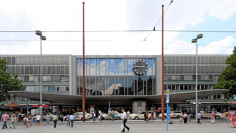 Die beiden westlichen Fahrbahnen vor dem Bahnhofszugang sollen sowohl für den Autoverkehr als auch für Linienbusse gesperrt werden. Die beiden westlichen Fahrbahnen vor dem Bahnhofszugang sollen sowohl für den Autoverkehr als auch für Linienbusse gesperrt werden.